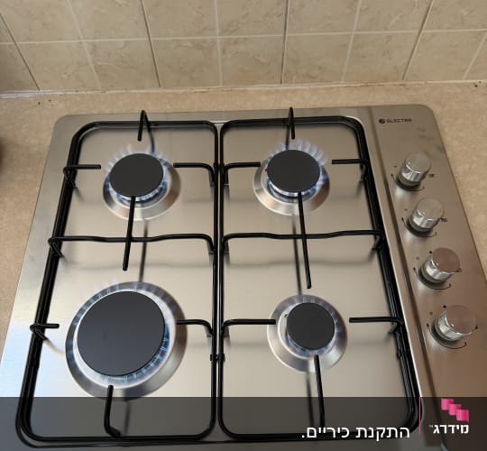 כיריים גז עם להבות דולקות במטבח